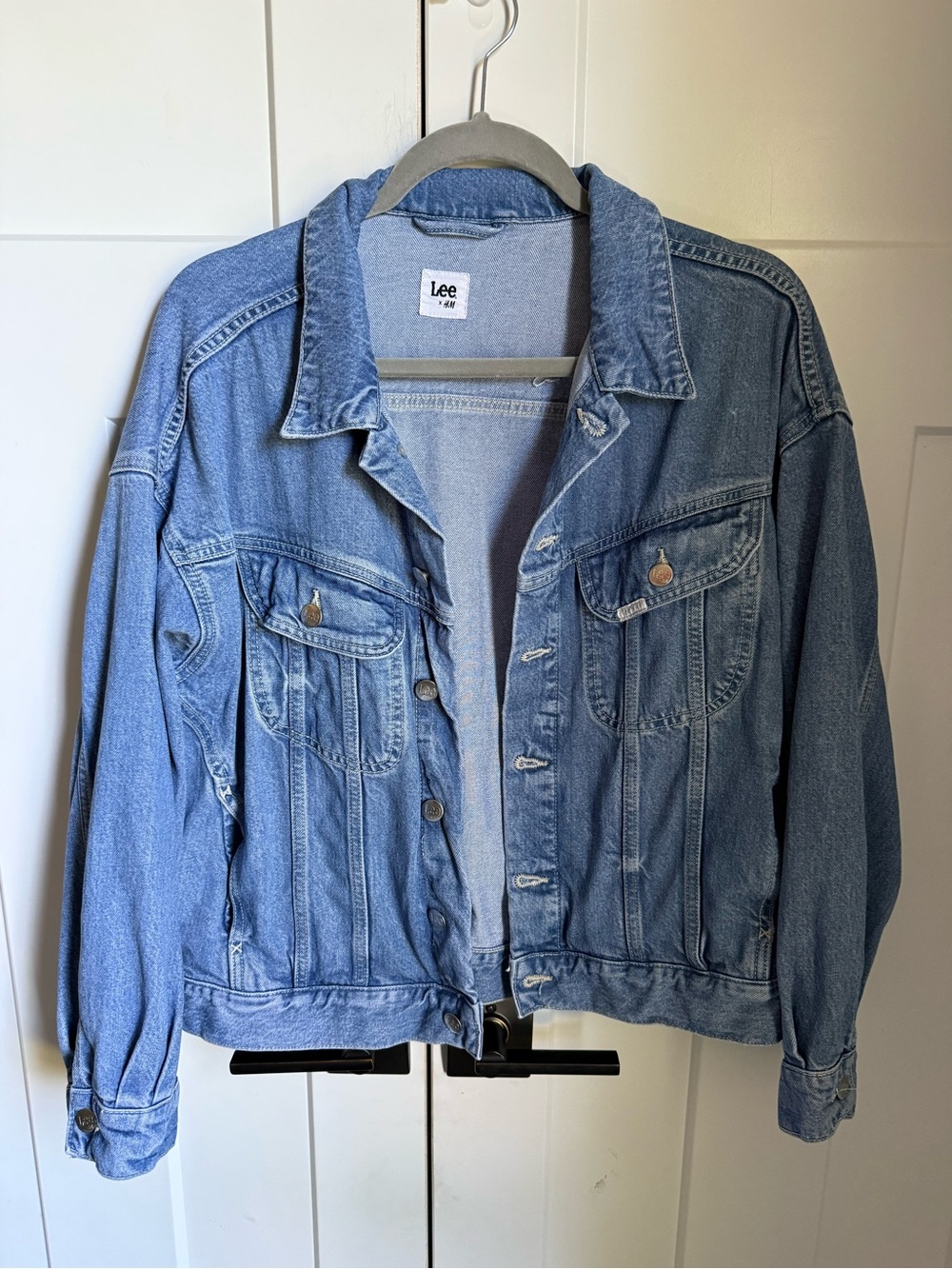 LEE&H&M Classic Light Wash Denim Trucker Jacket with silver buttons. M, EUC. - Picture 3 of 9